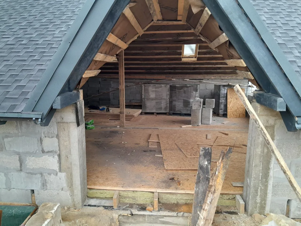 Casă cu mansardă · Căpriori și hidrobarieră interior · com. Grătiești · ~150 m² · 2025